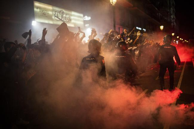 瓦伦西亚球迷场外燃放焰火