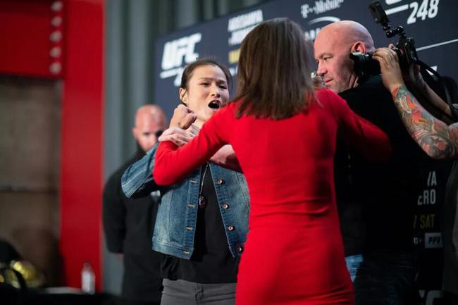 赛前发布会上乔安娜曾不断挑衅张伟丽