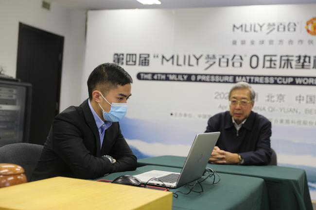谢科在比赛中，中国围棋协会主席林建超观战