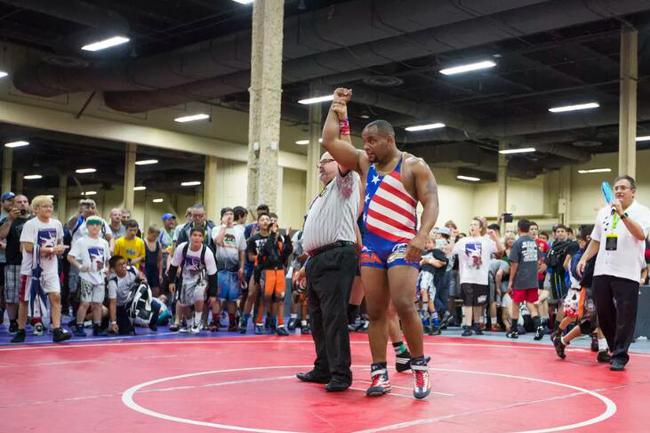 科米尔曾代表美国队参加过两届奥运会的自由式摔跤比赛