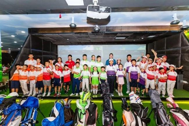 众多青少年从如歌模拟器开启高尔夫之路