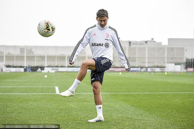 迪巴拉在训练中