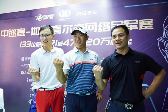 （左起）刘欢、刘泽昊、康静安