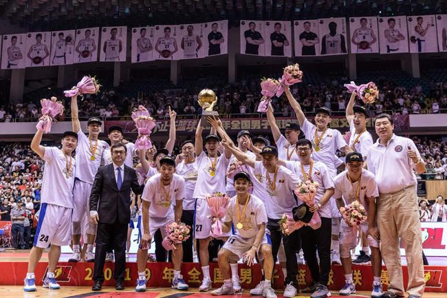 　　2019年全国男子篮球联赛（NBL）顺利落幕。安徽文一夺得2019年全国男子篮球联赛（NBL）总冠军，时隔三年收获球队队史第二冠；时隔五年重回总决赛的广西威壮获得亚军；卫冕冠军陕西信达止步半决赛，收获第三；湖南金健米业半决赛不敌广西威壮收获第四；河南赊店老酒稳步提高，收获第五名；重庆华熙国际作为本赛季最大黑马，连克强敌最终收获第六名；贵州古雾堂茶凭借赛季稳定发挥最终排名联赛第七名；武汉当代常规赛最后一轮惊险晋级季后赛，最终收获联赛第八名。中国篮协官网图文