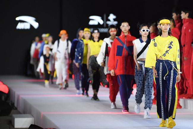 （T台模特走秀，演绎北京2022年冬奥会特许商品国旗款运动服装风采）