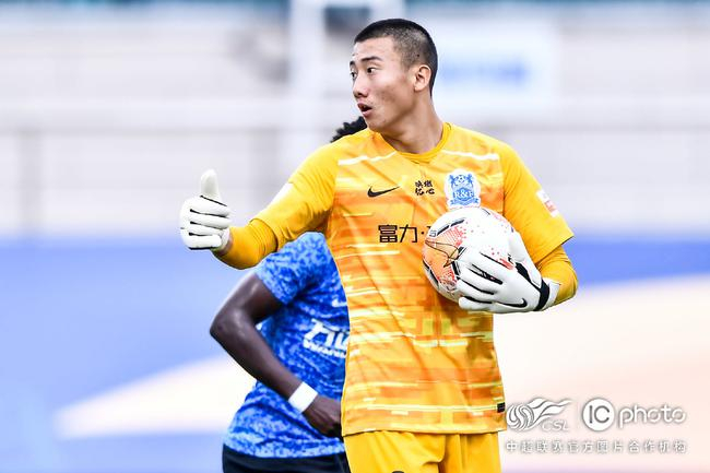 富力年轻门将韩佳奇