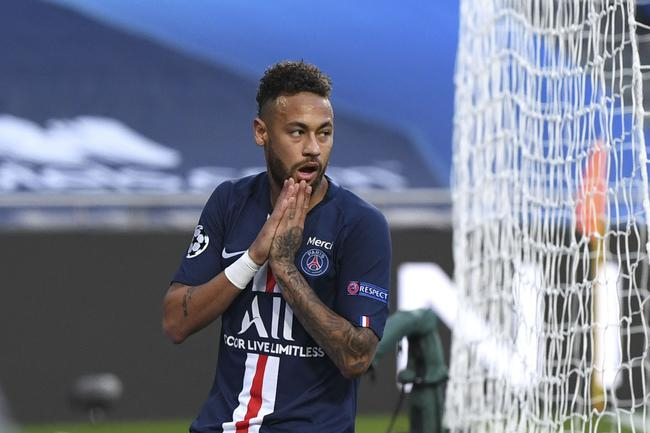 内马尔开场错过机会打中立柱