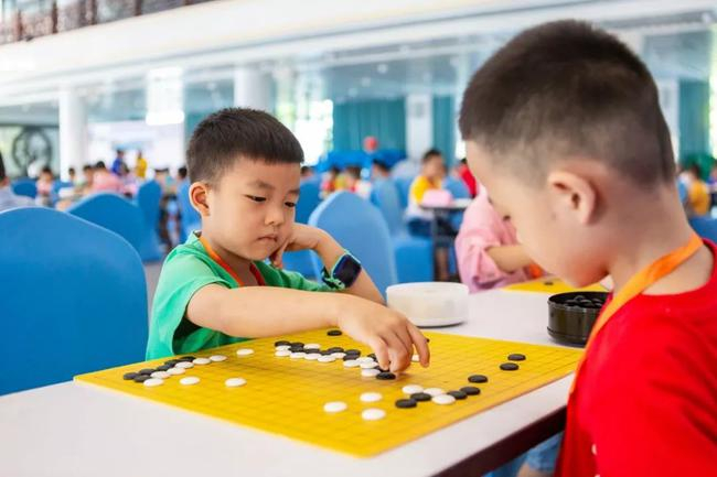 对弈中的小朋友