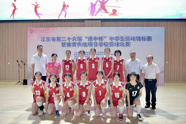 　　最牛女排全家福。去年夺得省中学生女排赛冠军，当时全队仅缺少了已经成为专业队员的孙燕