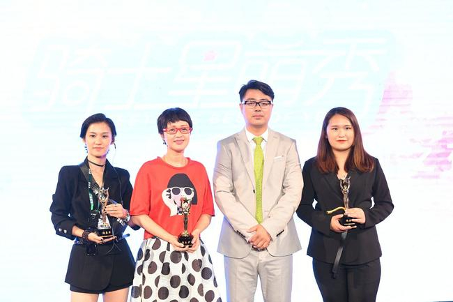 CHS青少年国际马术优质教育创始人兼CEO周伟华先生（左三）为优秀合作机构颁奖