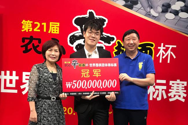 柯洁为中国在农心杯上夺冠！