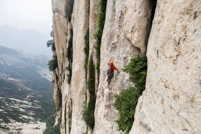 何川在华山绝壁之上 摄影/Rocker