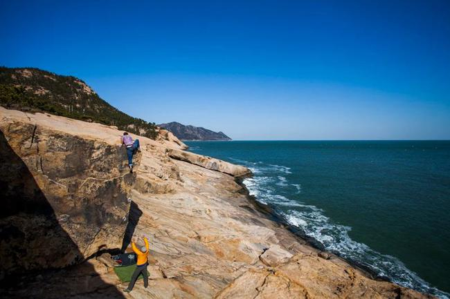 在青岛海边抱石 摄影/Rocker