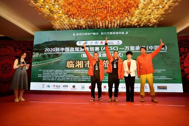 临湘市人民政府副市长 熊丽 为获奖车手颁奖