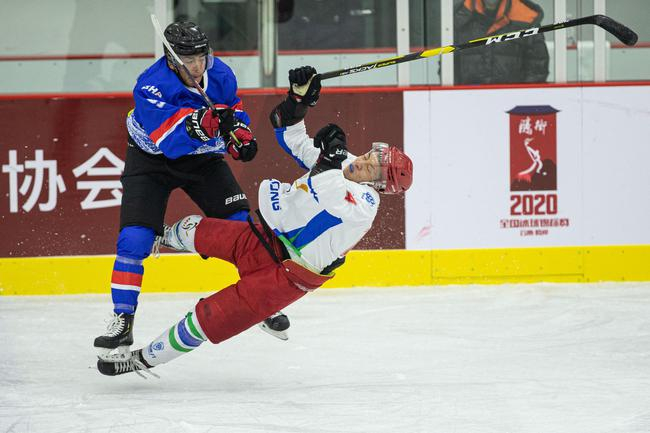　　12月12日，北京体育职业学院队球员庄新宇（左）与齐齐哈尔队球员李航在比赛中拼抢。新华社记者 吴壮 摄