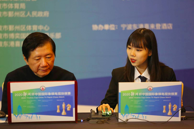 国家男队主教练徐俊和女子国际象棋大师裘孟洁在讲棋
