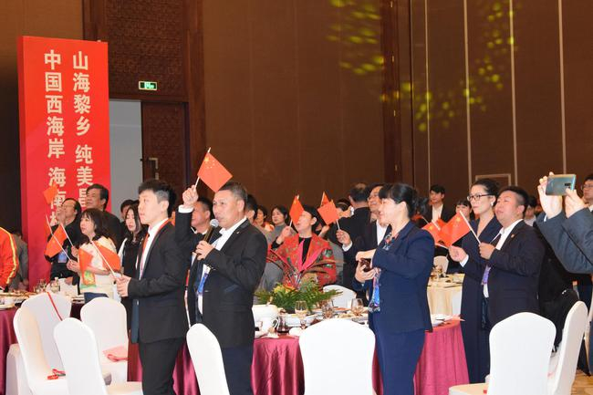 开幕式上一同唱响《我和我的祖国》