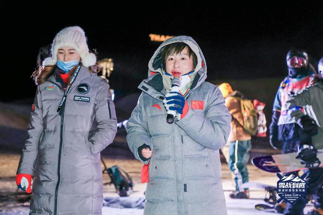 中国首位滑雪世界冠军郭丹丹（中）与艺术体操世界冠军朱丹（左）在比赛现场点评选手表现