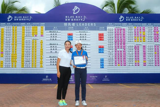 张隽源（右）与教练杨红梅