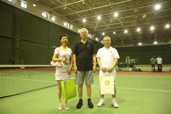 天天有网球首倡者王钧向莽薇莎、段琰夫妇赠送志愿者队服