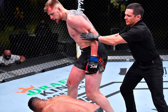 沃尔科夫在第二回合时TKO击败了欧沃瑞姆