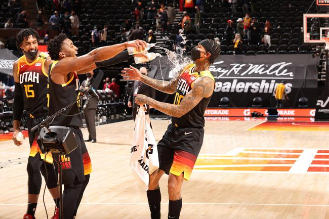 米切尔庆祝克拉克森拿下高分。