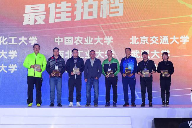 VICTOR总经理与大学校队教练球员合影