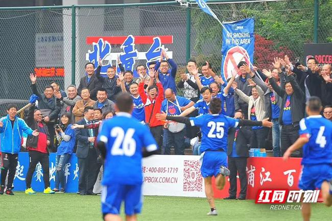 资料图：业余足球应当成为老百姓强身健体，享受快乐的舞台。拒绝球场暴力是每个队员、每支球队都应做到的责任。摄影/符洹雨