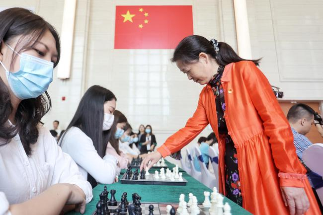 刘适兰进行车轮战指导棋