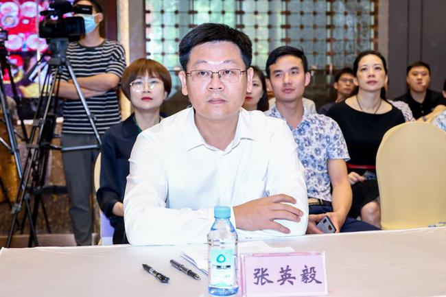 北海市人民政府副秘书长张英毅