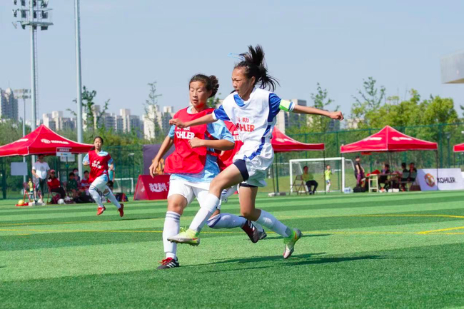 U12（12岁以下）女子组的激烈比赛