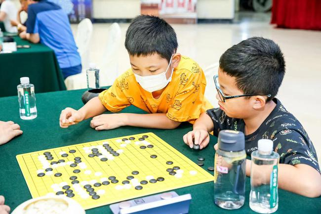 “巴马百年杯”城围联棋迷联棋赛小棋手参与