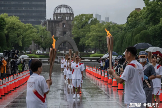 　　2021年5月17日，广岛县开启火炬传递。受疫情影响，传递地点被重新安排在广岛和平纪念公园里。/视觉中国
