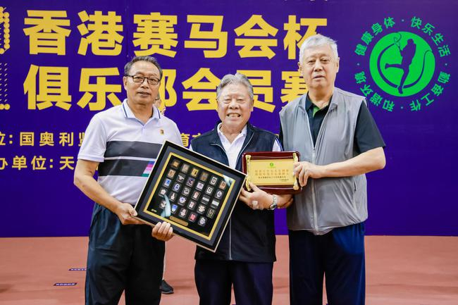 赛事主办方为张文尧（中）颁奖