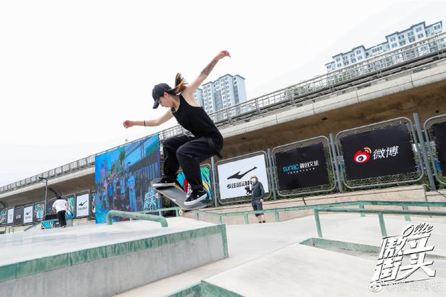 中国滑板精英赛总决赛 女滑手李正斓（@斓朋友_&nbsp;）在比赛中