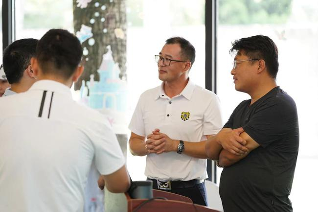 高尔夫双优项目负责人史虎先生与家长们交流沟通