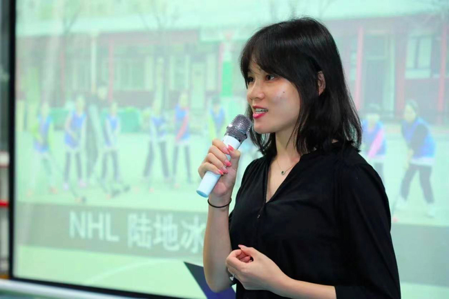 NHL媒体与国际战略部门张红容为学员介绍NHL陆地冰球