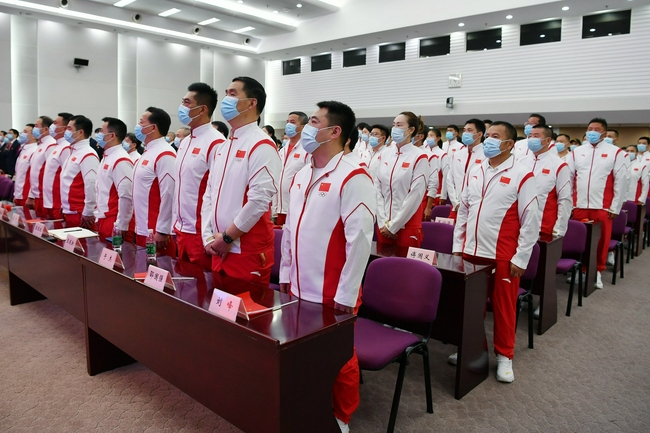 　　东京奥运会中国体育代表团工作会议在国家体育总局举行。图为代表团成员在奏国歌仪式上（2021年7月14日摄）。