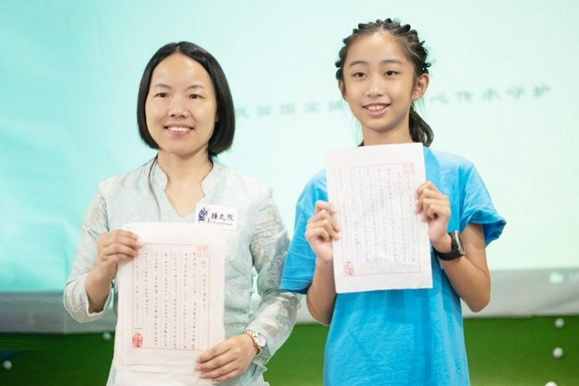 捶丸院院长但华香女士为优秀捶丸作文颁奖