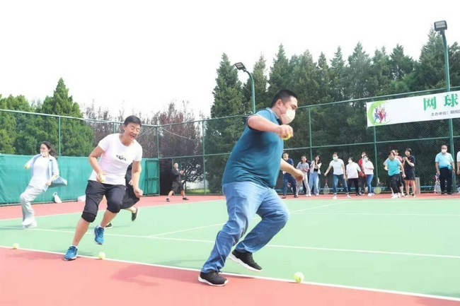 职工参加趣味网球赛瞬间