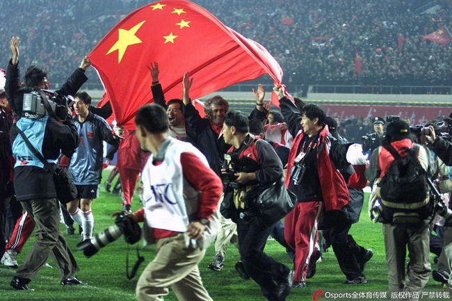 公元2001年10月7日，中国男足闯入世界杯