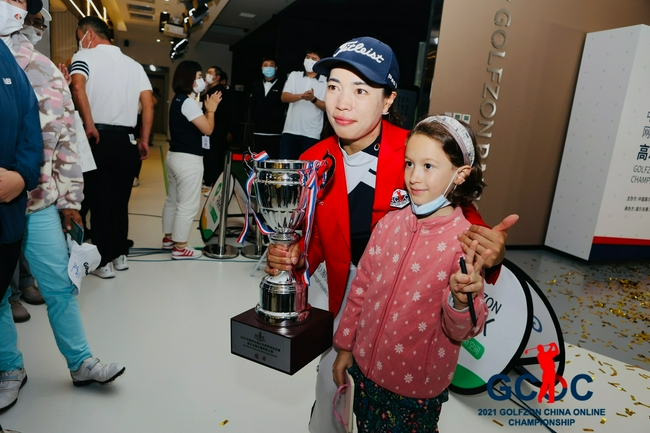 现场小球迷大方请求与冠军闫盼盼合影