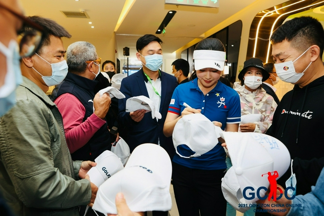 高尔夫尊中国品牌大使隋响（排名T20）为现场球迷签名
