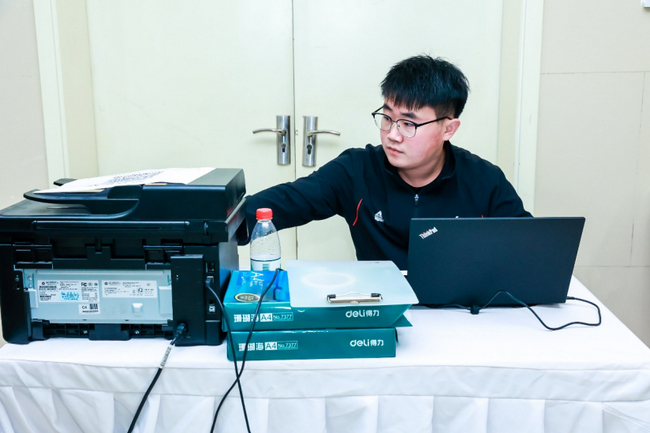 秉持比赛公平、公正的裁判团队