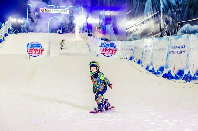 优秀青少年滑雪学员汇报表演