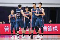 死亡之瞪X2!易建联发球违例后怒骂徐杰并摔球