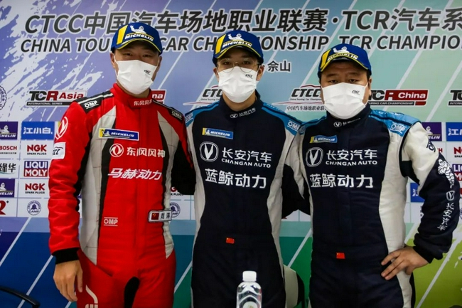 （左：三冠王刘洋；中：2014CTCC年度冠军崔岳；右：2016CTCC年度冠军杨曦）