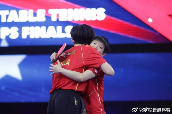 莎头组合夺冠后拥抱庆祝