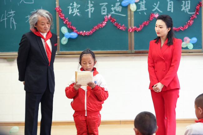 朗诵艺术家徐涛指导同学朗诵作文