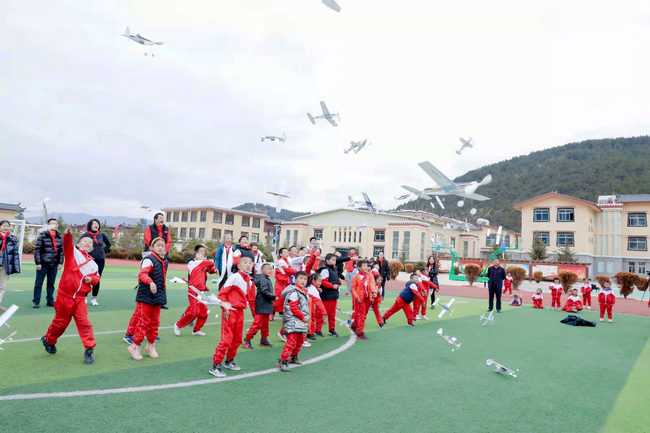 独克宗小学学生放飞航模